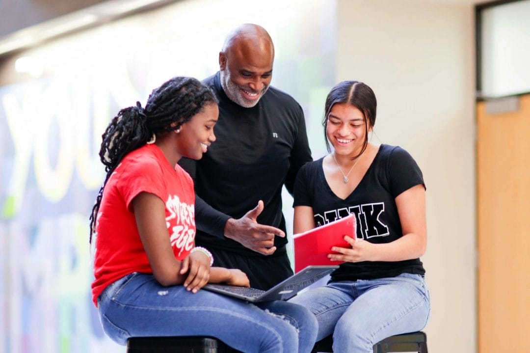 Coach Mann with Neybia and Janiyah-BF9I9413tu-3×2-cropped Coach Mann with Neybia and Janiyah